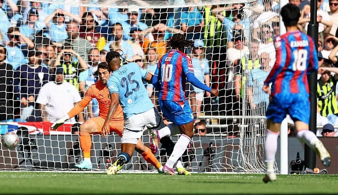 كريستال بالاس يصنع التاريخ ويتوج بكأس إنكلترا بفوز مفاجئ على مانشستر سيتي