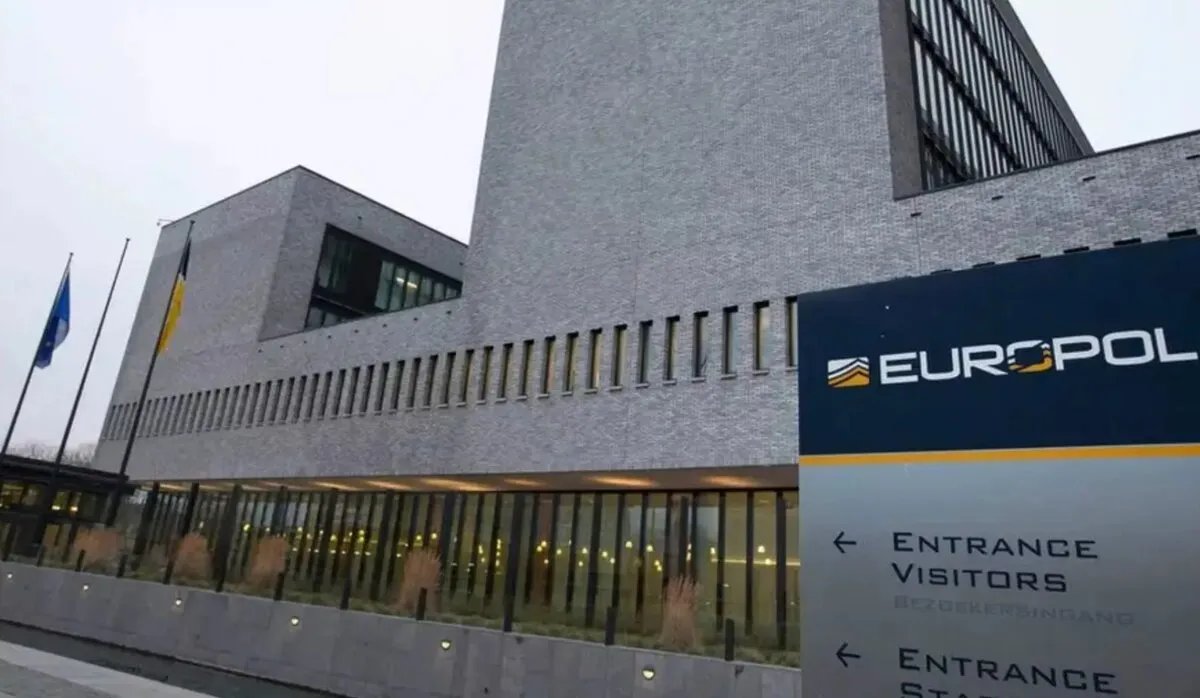 يوروبول تحذر: تجنيد الأطفال كقتلة مأجورين يهدد أوروبا عبر الإنترنت