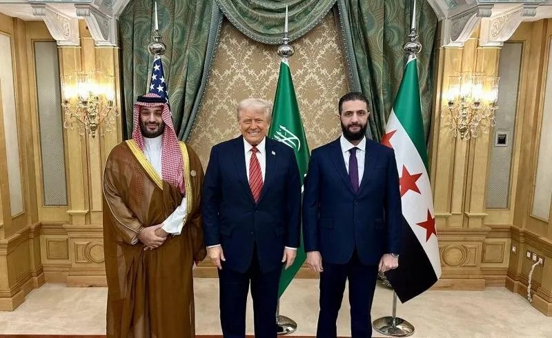 تقرير يكشف: كيف أثار قرار ترامب تخفيف العقوبات عن سوريا جدلاً داخل إدارته؟