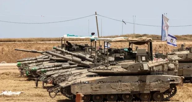 تصعيد خطير: إسرائيل تعترض صاروخاً من اليمن والحوثيون يتبنون استهداف مطار بن غوريون