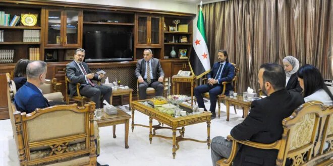 وزير الزراعة يبحث مع الصليب الأحمر الدولي خطط دعم المزارعين السوريين وتوسيع المشاريع الزراعية