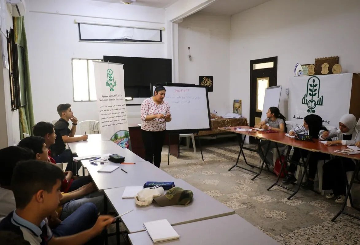 الهلال الأحمر يطلق دورات تقوية مجانية لطلاب الثانوية في سلمية: فرصة للنجاح وتخفيف الأعباء
