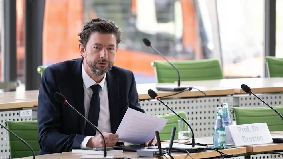 عالم فيروسات ألماني شهير يعترف بخطأ فادح في تقديراته خلال جائحة كورونا: ما هو الخطأ وما تداعياته؟