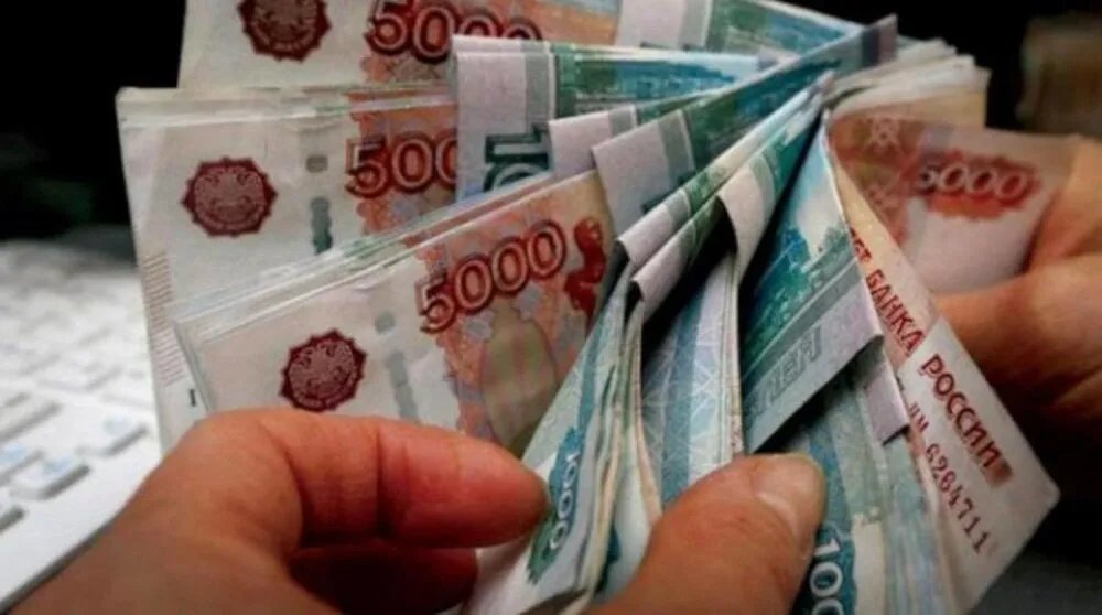 الروبل ينهار: ضغوط متزايدة على المركزي الروسي لرفع الفائدة بشكل حاد