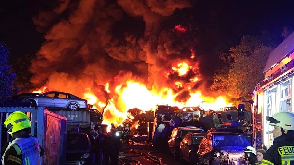 ألمانيا: حريق هائل يدمر مئات السيارات في ساحة لإعادة التدوير