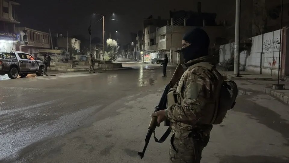حملة أمنية مكثفة في دير الزور: اعتقال مطلوبين بتهم أمنية وتجار مخدرات