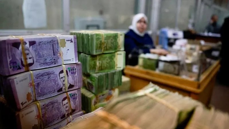 الليرة السورية تترنح: أسعار الدولار واليورو والذهب في السوق السوداء اليوم 19 مايو 2025