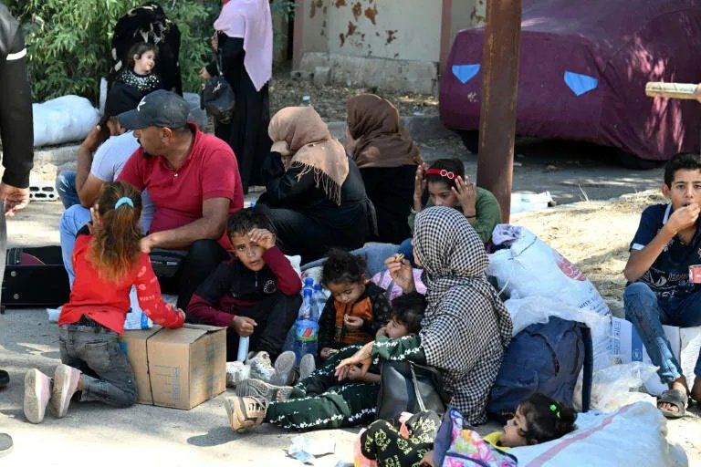 من لبنان إلى سوريا: لاجئون سوريون يهربون من القصف الإسرائيلي ويعودون إلى الحرب