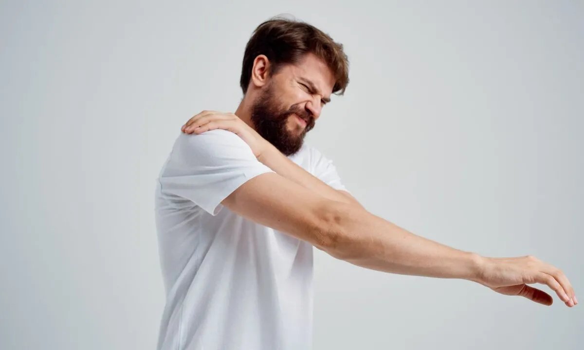 خلع الكتف: الأسباب، الأعراض، التشخيص، وخيارات العلاج المختلفة