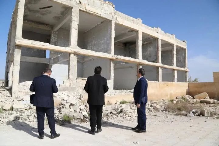 وزير التربية يتفقد مدارس إدلب المدمرة ومخيمات النازحين: خطة عاجلة لإعادة الإعمار وضمان حق التعليم