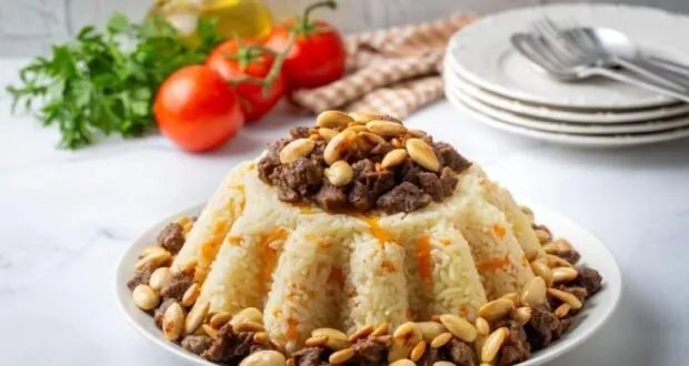 أرز الحشوة الحار: وصفة شهية باللحم المفروم والمكسرات لوجبة غداء أو عشاء مميزة