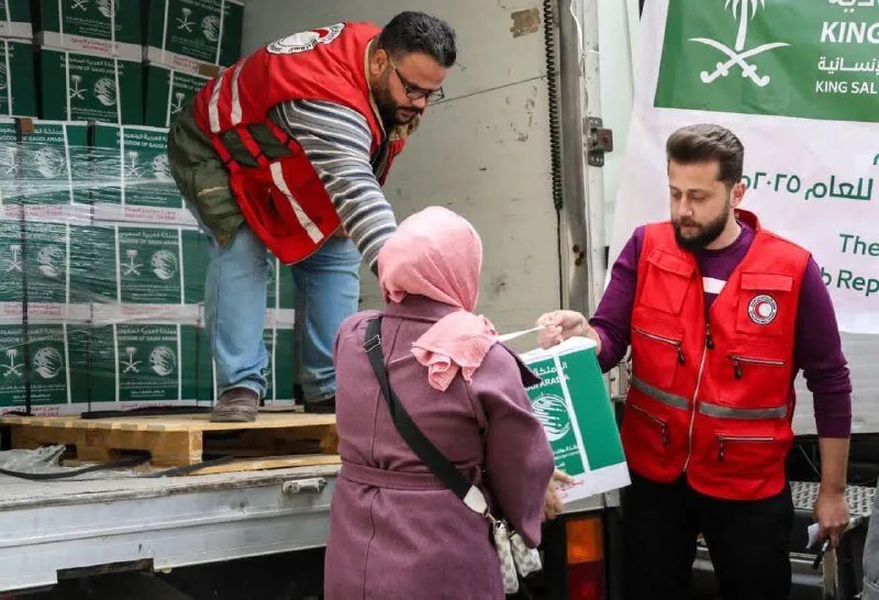 مركز الملك سلمان يوزع 5000 سلة غذائية على الأسر العائدة والضعيفة في حماة خلال رمضان