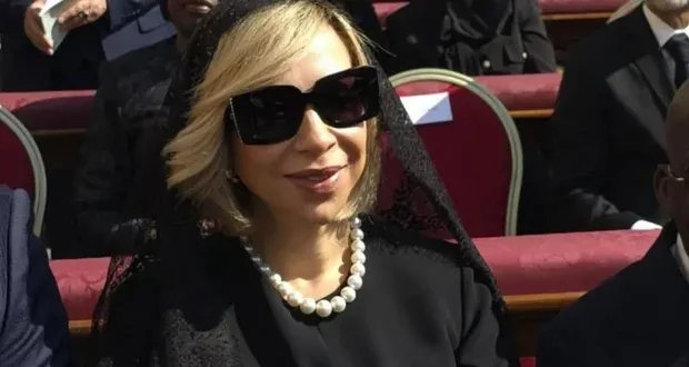 نعمت عون تتألق بفستان أسود أنيق من إيلي صعب خلال لقائها بالبابا في الفاتيكان