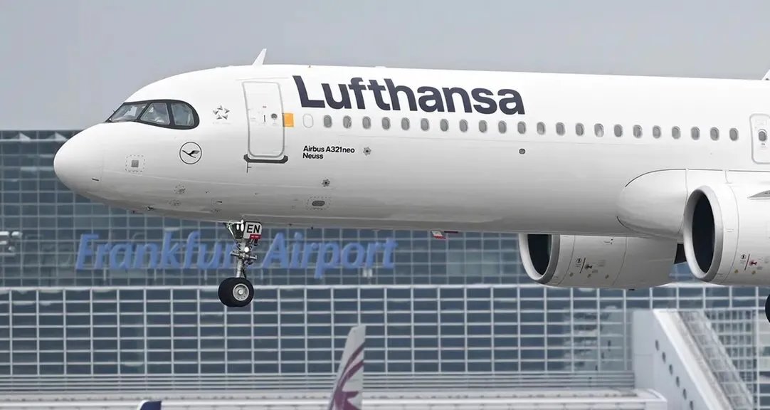 نجاة طائرة لوفتهانزا بأعجوبة: مساعد الطيار يفقد وعيه والقبطان يكافح للعودة إلى قمرة القيادة!