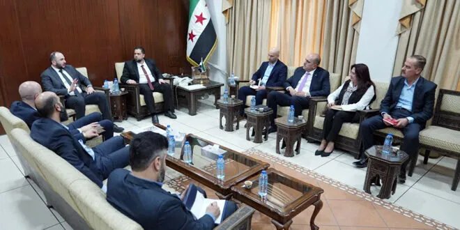 وزير الأشغال ومحافظ حمص يناقشان خطط التعافي السريع للأحياء المتضررة وإعادة الإعمار