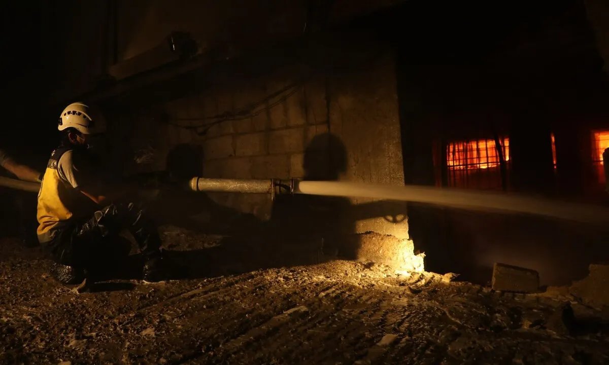 سيطرة الدفاع المدني على حريق ضخم في معمل إسفنج بصحنايا.. تحديات بسبب المواد سريعة الاشتعال