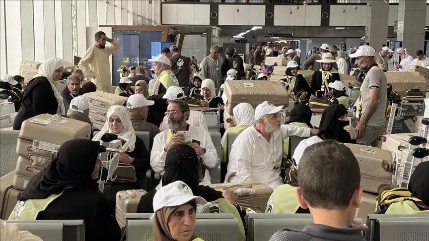 بعد 14 عامًا: أول قافلة حجاج سوريين تنطلق من مطار دمشق إلى مكة