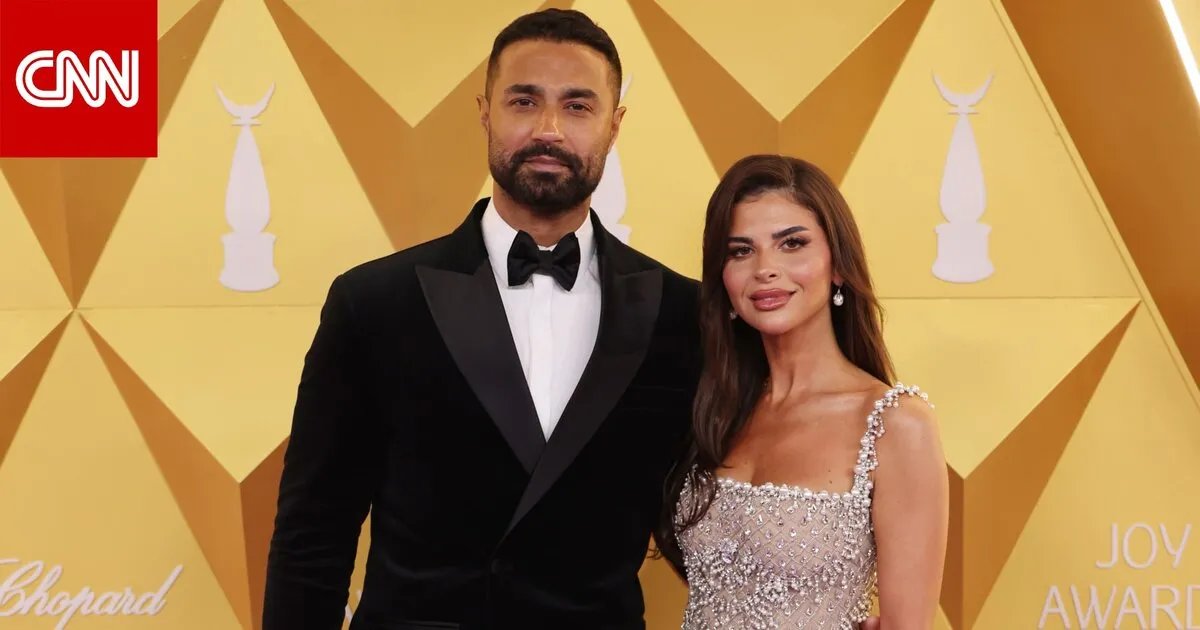 أناقة تتجاوز الأضواء: زوجات نجوم الفن يخطفن الأنظار في عالم الموضة