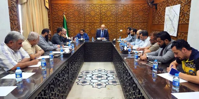 محافظ دير الزور يناقش خطط تطوير العمل الحكومي وتعزيز الثقة المجتمعية