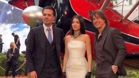 نارين بيوتي تلتقي توم كروز في لندن: هل دفعت المؤثرة ثمن الصورة؟