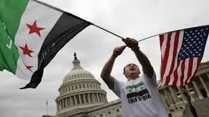 زيارة مفاجئة: وفد أمريكي رفيع المستوى يلتقي مسؤولين في دمشق لبحث الانتقال السياسي ومصير الرهائن