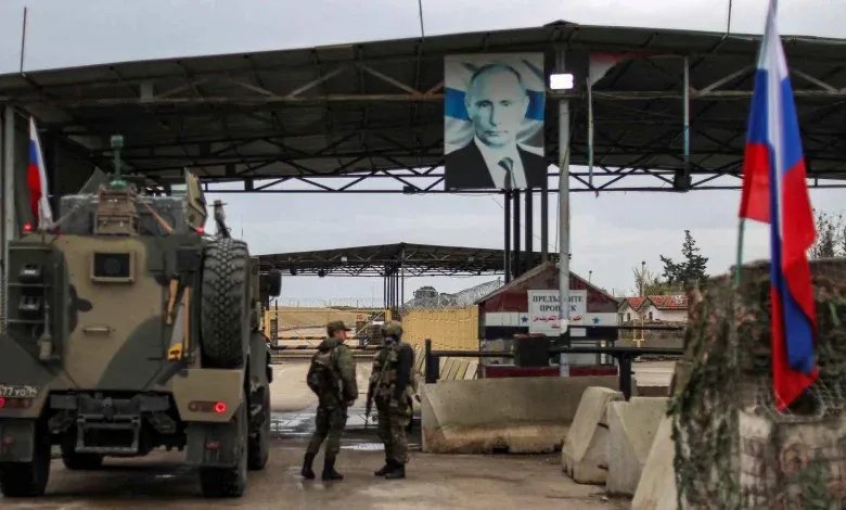 هجوم بالأسلحة الثقيلة يستهدف قاعدة حميميم الروسية في سوريا وتصاعد التوتر الأمني