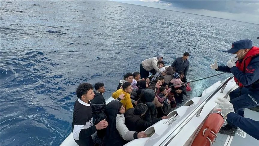 تركيا تحبط محاولة هجرة غير نظامية لـ 92 شخصًا نحو إيطاليا وتنقذ آخرين من خطر الغرق
