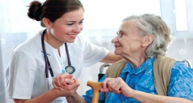 دليل شامل: كيف يتعايش كبار السن بفعالية مع الأمراض المزمنة وتحدياتها النفسية؟