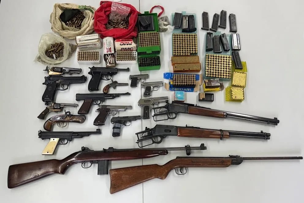 ألمانيا تفكك شبكة أسلحة: مداهمات واسعة تكشف ترسانة في منازل مرتبطة بعشيرة إجرامية