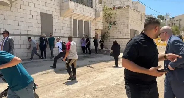 غضب دولي واستدعاء السفراء: إسرائيل تطلق النار على دبلوماسيين في الضفة الغربية