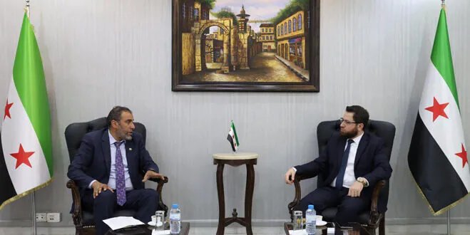 وزير التنمية الإدارية يبحث مع اتحاد العمال تطوير أداء العاملين ومواكبة التحديات