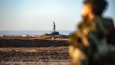 قسد تُفرّغ حقول النفط وقواعد التحالف في شمال شرق سوريا: هل تهدف لمنع دمشق من استغلالها؟