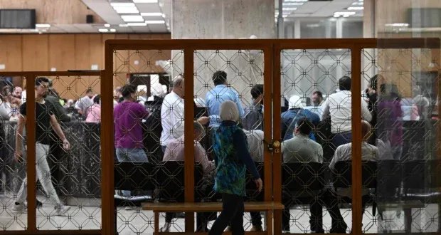 العقوبات الغربية تخنق سوريا: هل تقف عائقاً أمام إعادة الإعمار؟