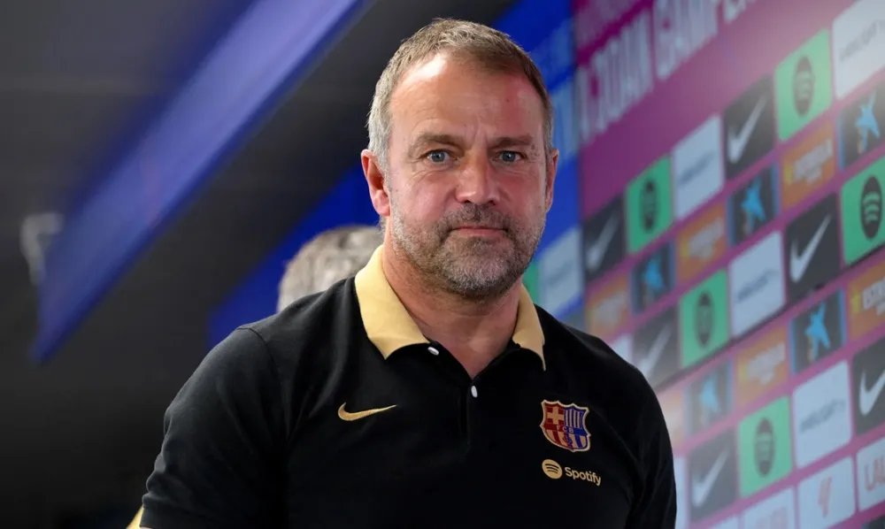 رسميًا: هانزي فليك يجدد عقده مع برشلونة حتى 2027 بعد موسم تاريخي