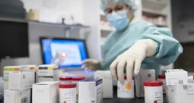 خفض أسعار الأدوية في أمريكا: خطة ترامب بين دعم المستهلك وتهديد صناعة الابتكار