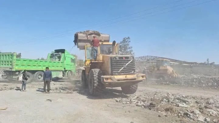 حلب تتنفس الصعداء: استئناف ترحيل النفايات من عين العصافير إلى تل الضمان بعد أزمة تراكم