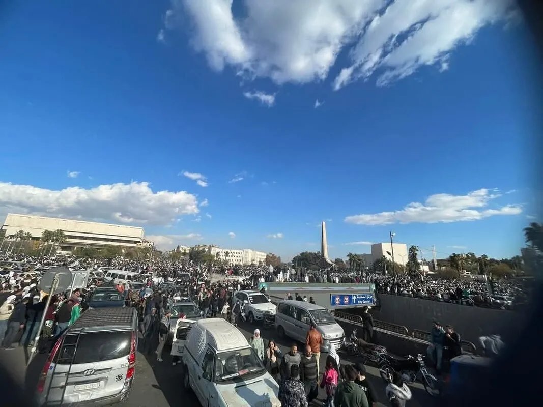 فرحة عارمة تعم سوريا: ملايين يحتفلون بـ "جمعة النصر" ويدشنون عهدًا جديدًا