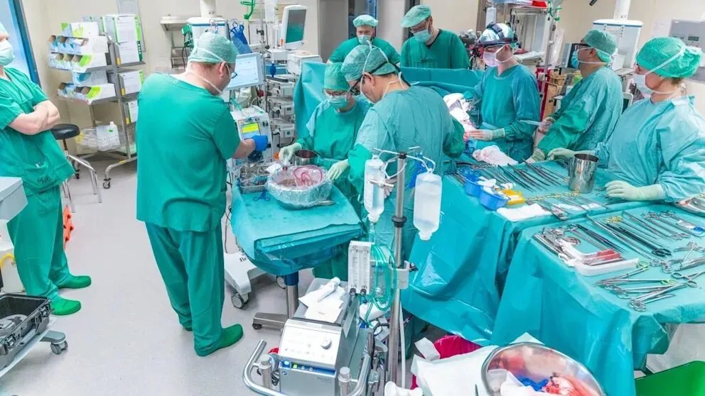 معجزة طبية في ألمانيا: استئصال ورم سرطاني مستعصٍ وإنقاذ حياة مريضة بعملية فريدة