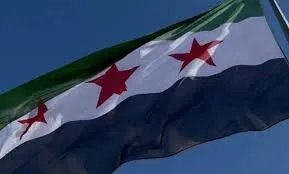 خطوة مفاجئة: مجلس الشعوب الديمقراطي يرفع علم الثورة السورية في شمال شرق سوريا