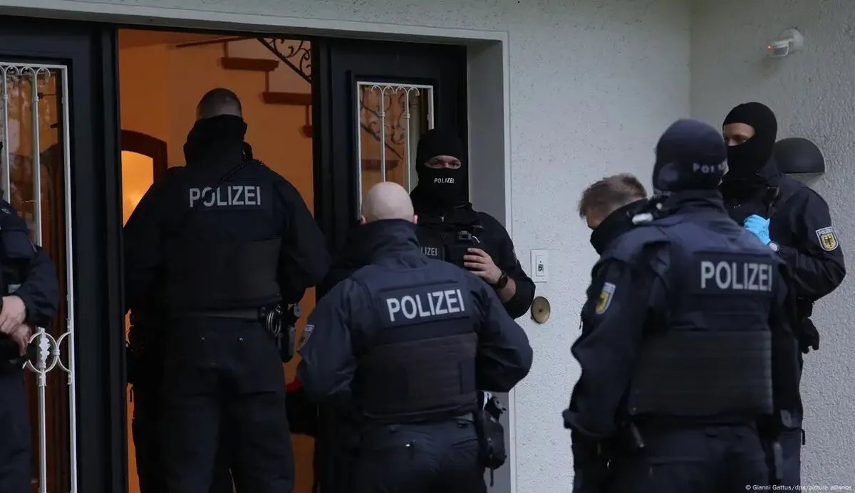 عملية واسعة في ألمانيا: مداهمات لكشف شبكة تهريب أثرياء صينيين مقابل رشاوى وتأشيرات مزورة