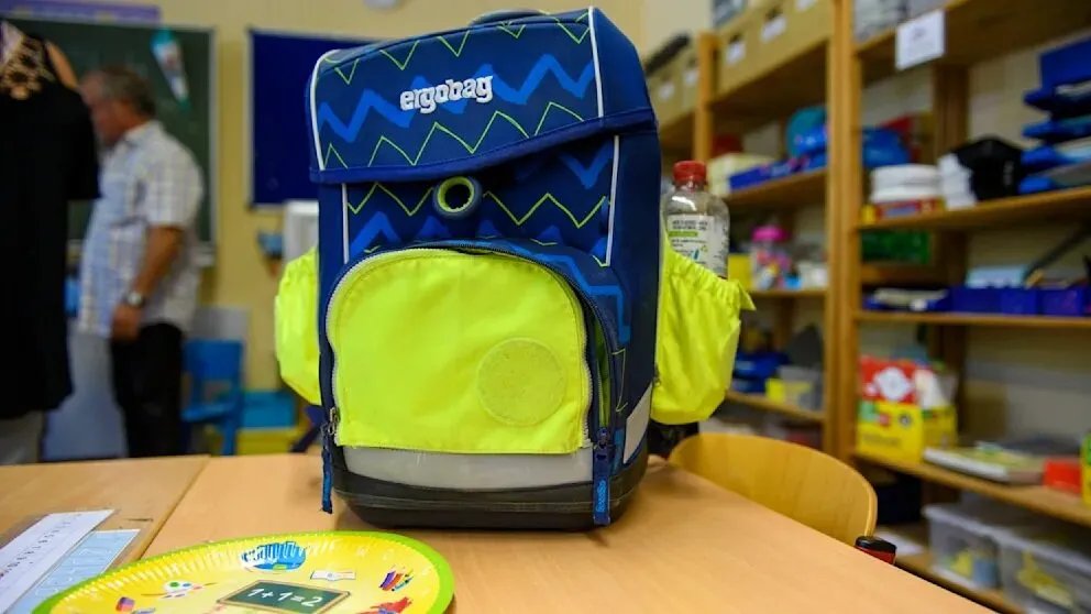 صدمة في ألمانيا: الشرطة تقتاد طفلة سورية من مدرستها لترحيلها وسط استنكار واسع