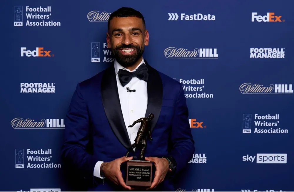 محمد صلاح يتوج بجائزة الأفضل في الدوري الإنجليزي بتصويت تاريخي من رابطة الكتاب