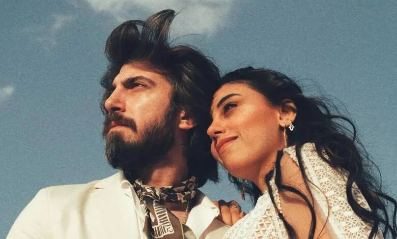 المخرج السوري السدير مسعود يعلن خطوبته على شابة مصرية في حفل رومانسي أمام الأهرامات