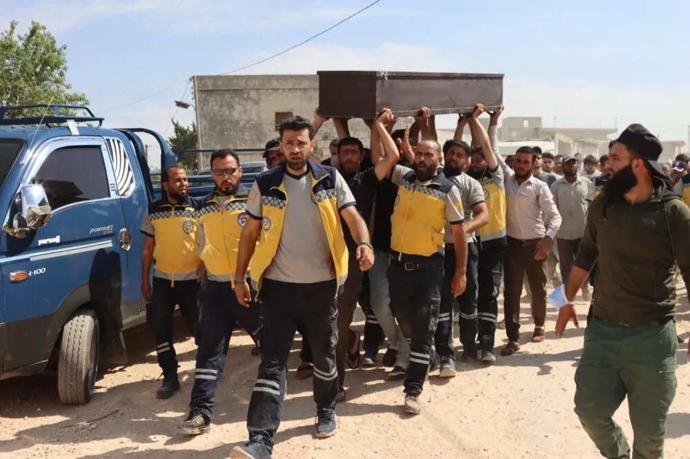 مأساة في ريف حماة: الخوذ البيضاء تكشف تفاصيل استشهاد ثلاثة متطوعين أثناء إزالة مخلفات الحرب