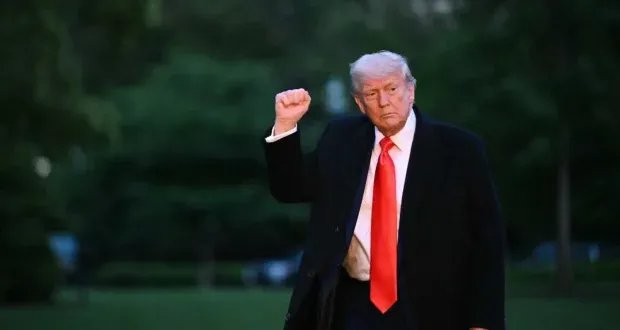 ترامب يلوح بفرض رسوم جمركية على آبل إذا لم تصنع هواتف آيفون في أمريكا