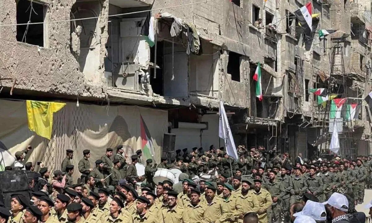 تضييق الخناق: فصائل فلسطينية تسلم أسلحتها وتغادر دمشق بعد ضغوط النظام السوري