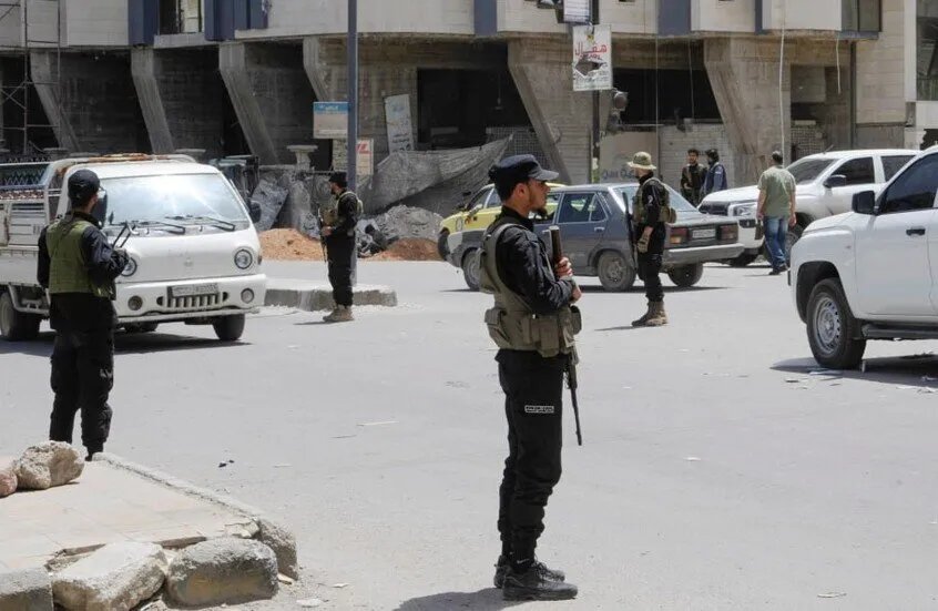 سوريا: القبض على قيادي بارز في "لواء درع الوطن" باللاذقية بتهمة ارتكاب جرائم حرب