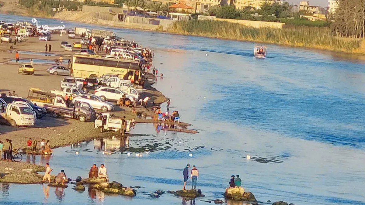 الرقة: ضفاف الفرات ملاذ صيفي محفوف بالمخاطر بسبب غياب الاستثمار