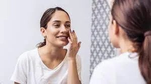 أخطاء شائعة تدمرين بها بشرتك دون أن تدركي: دليل شامل للعناية الصحيحة