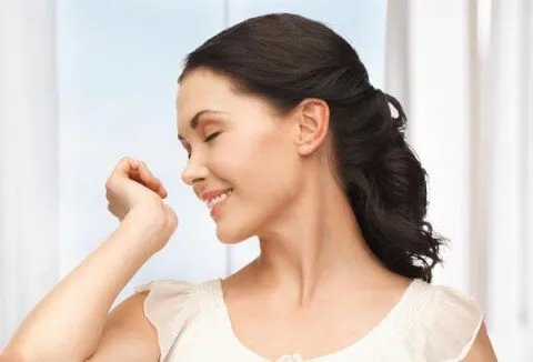 دراسة تحذر: هل عطرك المفضل يضر بصحتك أكثر مما ينفع؟